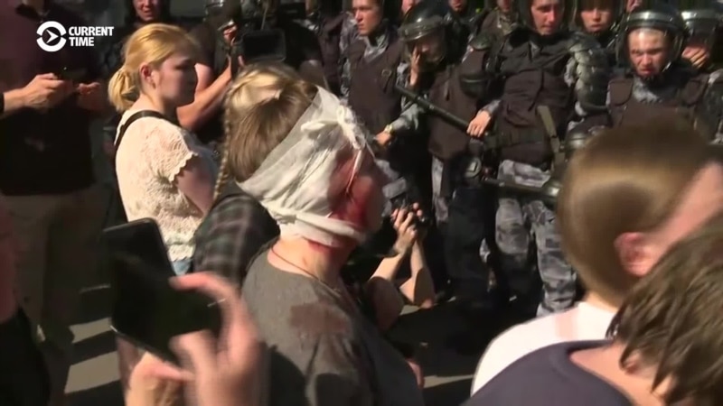 Polisiýa Moskwadaky protestçileri we oppozisiýa agzalaryny urýar we tussag edýär