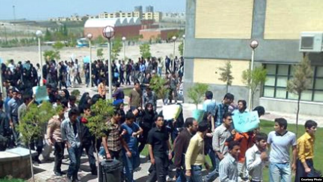 اعتراض در دانشگاه صنعتی سهند تبریز (عکس: RFE/RL)