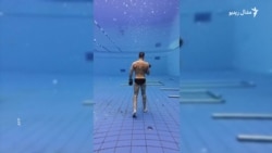 یو غوطه وهونکي په اوبو کې تر نیم ساعته د سا نه اخیستو رېکارډ جوړ کړی