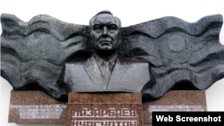 Украинаның Каменское қаласындағы Назарбаевқа арналған барельеф. Уикипедиядан алынған скриншот. 