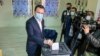 Premijer Kosova Aljbin Kurti prilikom glasanja u Tirani na parlamentarnim izborima u Albaniji 25. aprila 2021.
