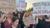 Mii de femei au ieșit în stradă în iunie 2025 pe fondul valului de indignare provocat de două crime: două femicide ale căror victime au fost două tinere, amândouă fiind ucise în fața propriilor copii. 