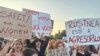 Protest în Piața Victoriei, din București, în fața sediului Guvernului României, după al 26-lea caz de femicid – ucidere cu cruzime a partenerei de viață, în mai puțin de șase luni. Adică, în România, o femeie este ucisă săptămânal.