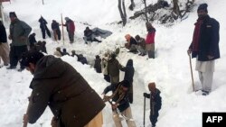 Lokalni stanovnici tragaju za žrtvama lavine u dolini Neelum, Pakistan, 14 januar 2020. 