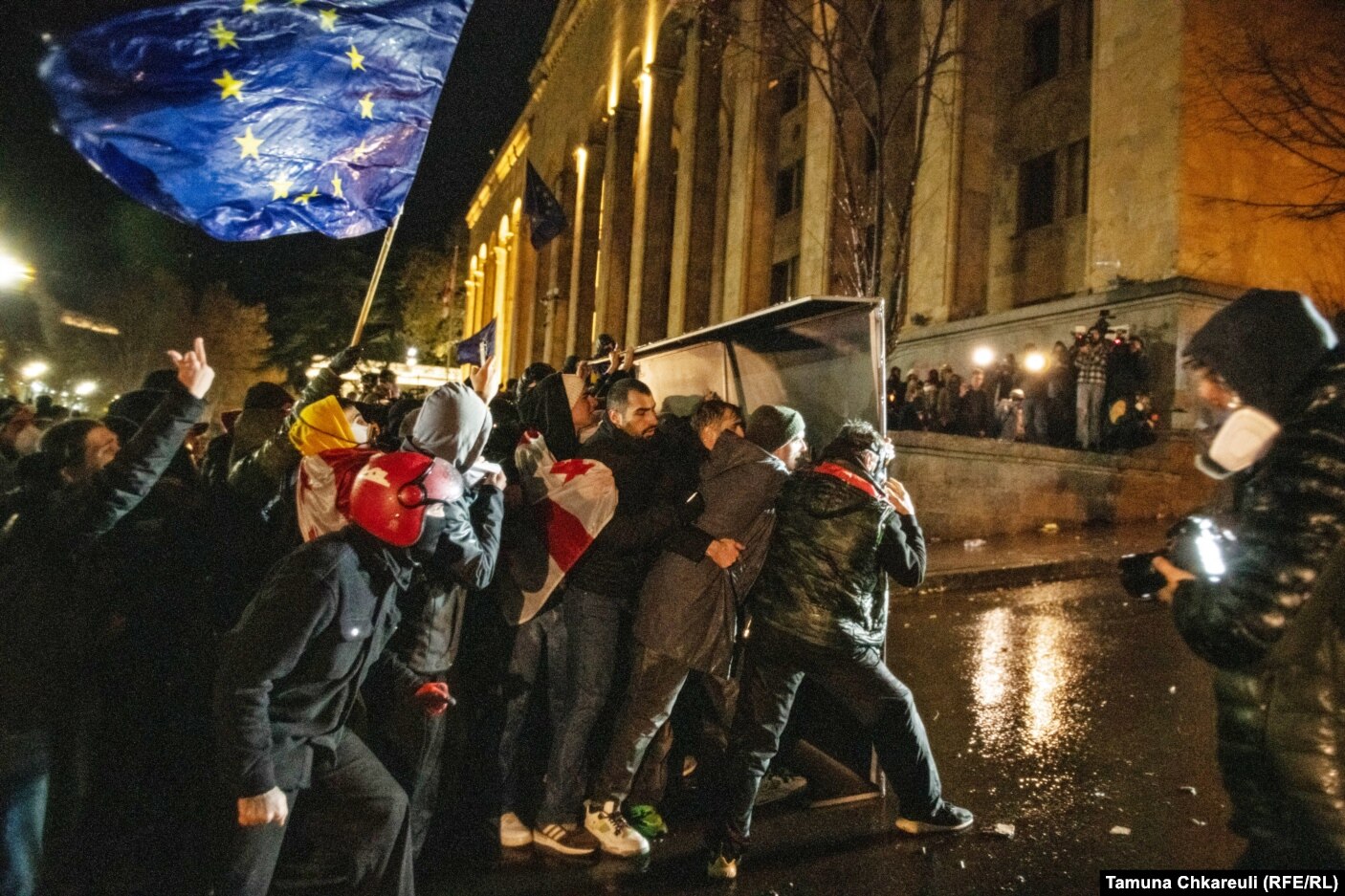 Protestuesit duke u nisur drejt policisë dhe barrikadës së krijuar afër ndërtesës së parlamentit.
