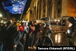 Protestuesit duke u nisur drejt policisë dhe barrikadës së krijuar afër ndërtesës së parlamentit.