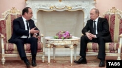 French President Francois Hollande (left) with Russian President Vladimir Putin during a bilateral meeting in Yerevan on April 24