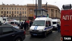 Пожежники і поліція біля станції метро в Санкт-Петербурзі після вибуху, 3 квітня 2017 року