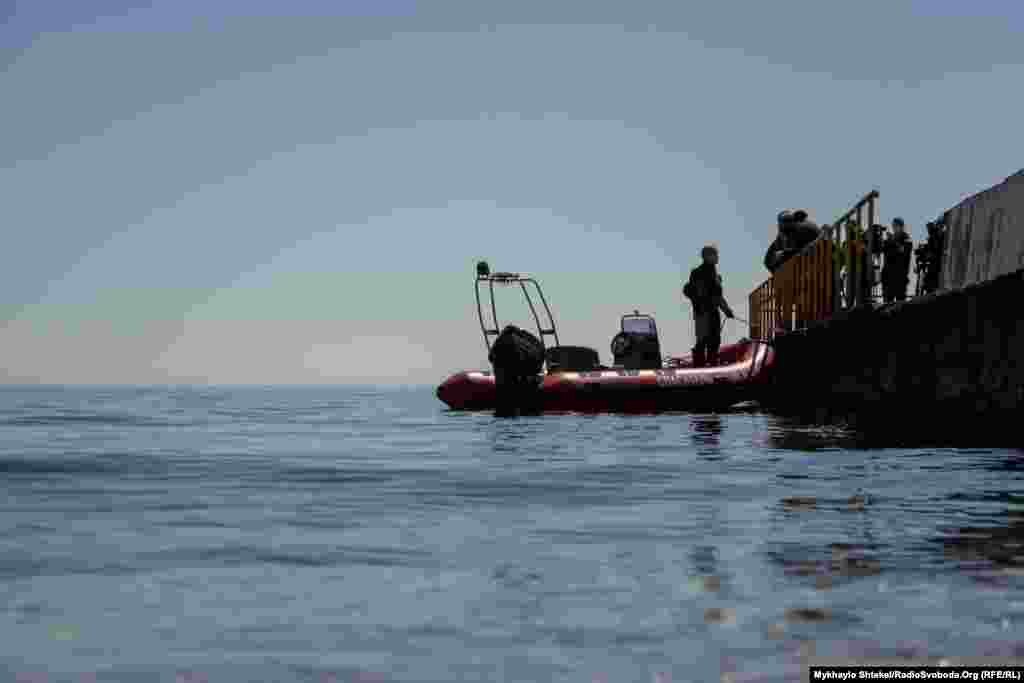 Водолази виходять на воду на човні. Глибина невелика