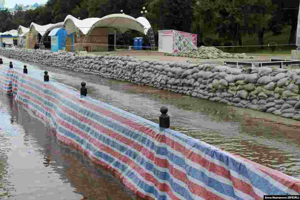 Защита от волн на решетке набережной