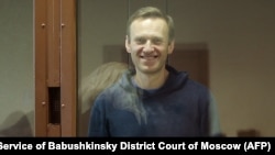 Оппозиционер Алексей Навальный в зале суда
