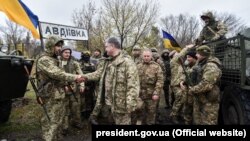 Президент України Петро Порошенко під час зустрічі з військовослужбовцями 72-ї окремої механізованої бригади в Авдіївці, що неподалік від Донецька, 22 жовтня 2017 року