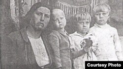 Матрёна Кузнецова со своими детьми, дочь Галина в центре. Поселок Бурабай Алматинской области, май 1946 года.