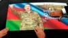 Люди прикрепляют фотографию президента Азербайджана Ильхама Алиева к заднему стеклу автомобиля, празднуя объявленную победу страны над Арменией в войне за отколовшийся Нагорный Карабах.