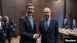Juraj Blanar, ministrul de Externe al Slovaciei, dă mâna cu șeful diplomației ruse, Serghei Lavrov, la reuniunea de la Antalya, pe 2 martie 2024. Blanar a fost încurajat să-l întâlnească pe Lavrov de însuși premierul slovac Robert Fico.