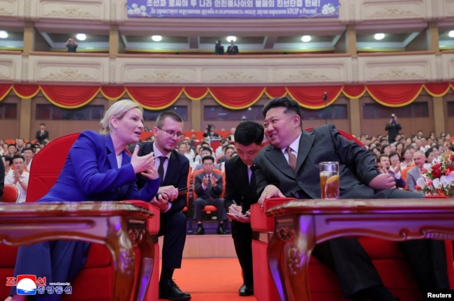 Ministrja ruse e Kulturës, Olga Lyubimova, bisedon me Kim Jong-un para fillimit të një shfaqjeje teatrale në Phenian, më 29 qershor 2025.