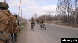 Українські військові, які їхали в Костянтинівку велосипедами