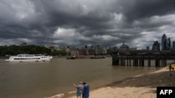În vestul Europei, care s-a „copt” la soare înaintea Europei centrale, în weekend au început furtuni puternice, iar temperaturile au mai scăzut. În imagine: pe malul Tamisei, la Londra, duminică.