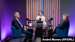 Invitații permanenți ai Eugeniei Crețu la podcastul „Dincolo de Știri”, analiștii politici, Igor Boțan (stânga) și Nicolae Negru, în studioul Europei Libere