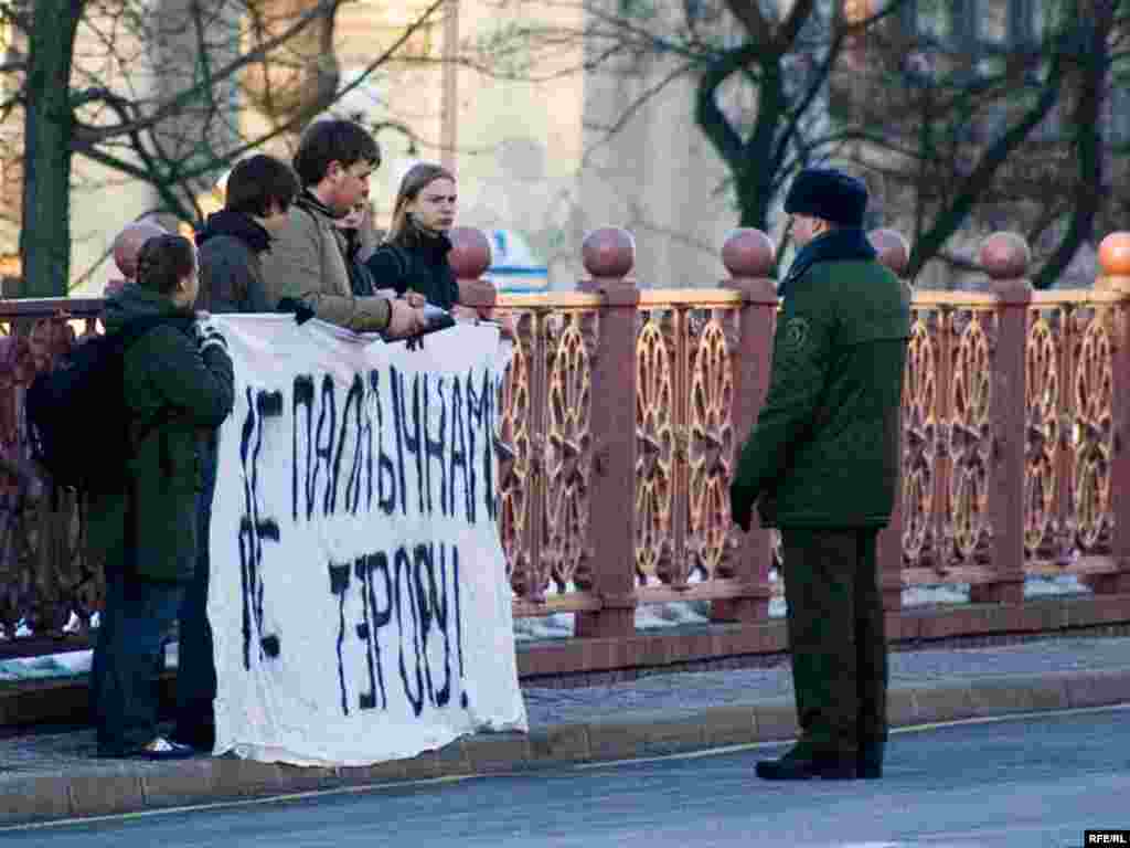 Актывісты “Маладога Фронту” сталі насупраць будынку адміністрацыі прэзыдэнта з расьцяжкай “Не палітычнаму тэрору” - Актывісты “Маладога Фронту” сталі насупраць будынку адміністрацыі прэзыдэнта з расьцяжкай “Не палітычнаму тэрору”