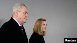 Зэман ідзе галасаваць разам з дачкой Кацярынай.