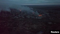 Pamje ajrore e zjarreve dhe tymit mbi qytet, ndërsa sulmi i Rusisë ndaj Ukrainës po vazhdon. 26 janar 2022.