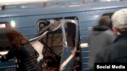 У вагона поезда петербургского метро, в котором 3 апреля 2017 года прогремел взрыв