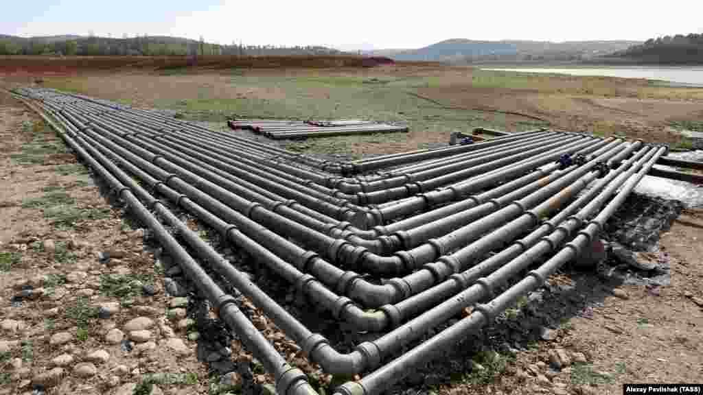 Part of the 60-kilometer-long pipeline to transfer water from the Taigan Reservoir to the Simferopol Reservoir. Moscow has also earmarked funds to repair Crimea&#39;s rusting water-distribution network. Authorities in Sevastopol, for example, say the city loses about 40 percent of its drinking water through leaky pipes. &nbsp;