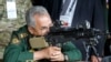 რუსეთის თავდაცვის მინისტრი სერგეი შოიგუ ავტომატ "კალაშნიკოვით" სამხედრო-ტექნიკურ გამოფენაზე. მოსკოვი, 2021 წლის 25 აგვისტო