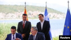 Архивска фотографија- Министрите за надворешни работи на Македонија и на Грција го потпишаа договорот за името