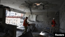 Хонае, ки дар ҳамлаи мушакии Эрон дар наздикии Телавив вайрон шудааст. Рӯзи 18-уми марти 2026