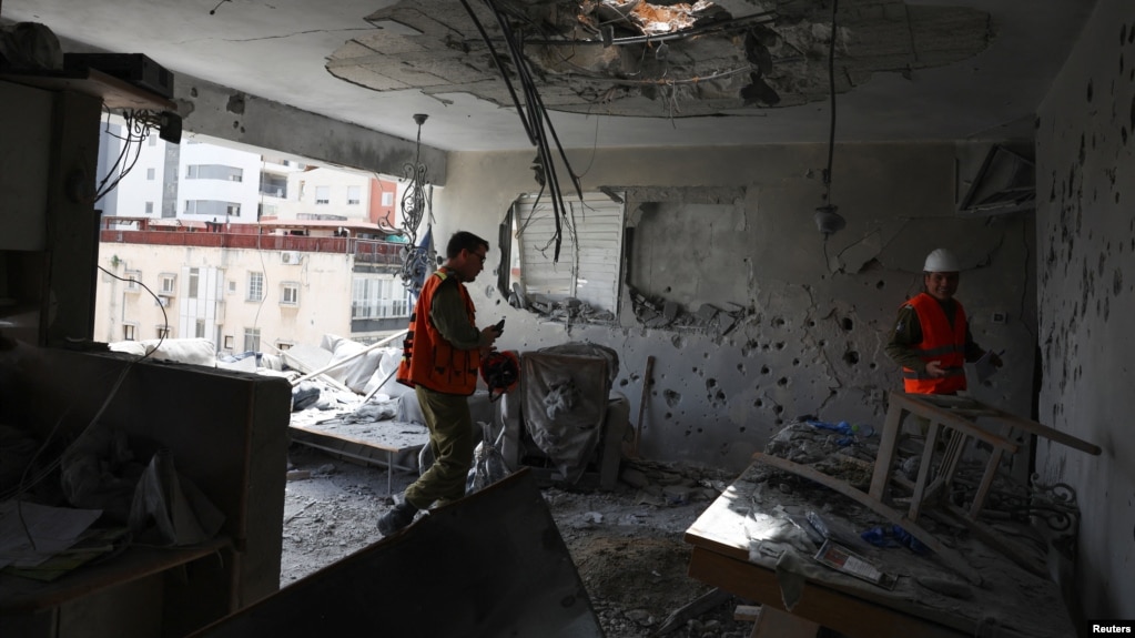 Ngày 18 tháng 3, các binh sĩ Israel kiểm tra tàn tích của một căn hộ bị trúng tên lửa trong vụ tấn công chết người của Iran ở Ramat Gan, ngoại ô Tel Aviv.