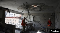 Izraelski vojnici u stanu koji je pogođen u smrtonosnom iranskom raketnom napadu u Ramat Ganu, u blizini Tel Aviva, 18. marta.