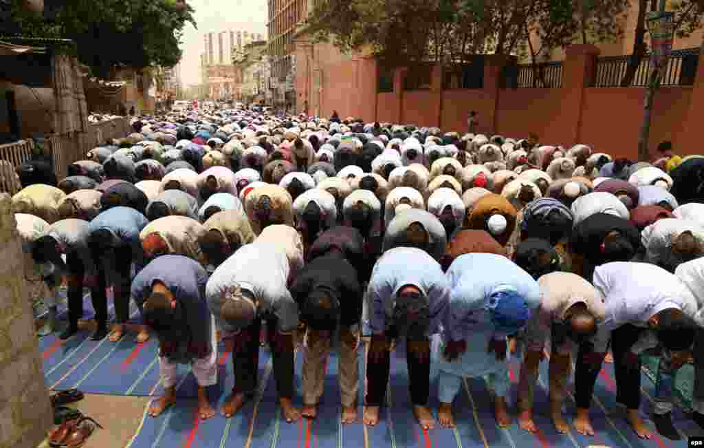 Pakistani Muslims attend the third Friday Prayer of the holy fasting month of Ramadan in Karachi on June 16. (epa/Rehan Khan)