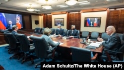 Президент США Джо Байден с членами своей администрации во время переговоров в режиме видеоконференции с президентом России Владимиром Путиным 7 декабря 2021 года.