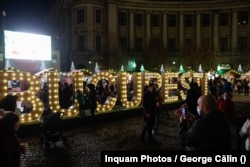 În București, cea mai mare atracție o reprezintă Târgul de Crăciun organizat de Primăria Capitalei în Piața Universității. Nici acesta nu s-a bucurat de aprecieri din partea bucureștenilor, după ce accesul în incinta lui s-a făcut contra cost.