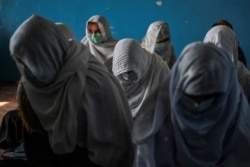 Провинциальная школа в афганской провинции Пактика. Ноябрь 2021 года. Пока еще женщины могут сюда попасть.