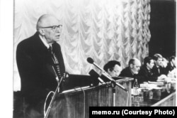 Андрей Сахаров выступает на учредительной конференции общества "Мемориал"