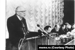 Андрей Сахаров выступает на учредительной конференции общества "Мемориал"