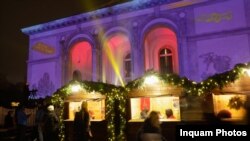  Târgul de Crăciun din fața Operei, București, România, 5 decembrie 2021