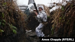 Український боєць в окопі на лінії розмежування із гібридними проросійськими силами. Початок зими 2021 року