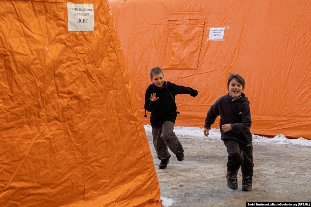 Fëmijët gjejnë gjithmonë arsye dhe vend për të luajtur.