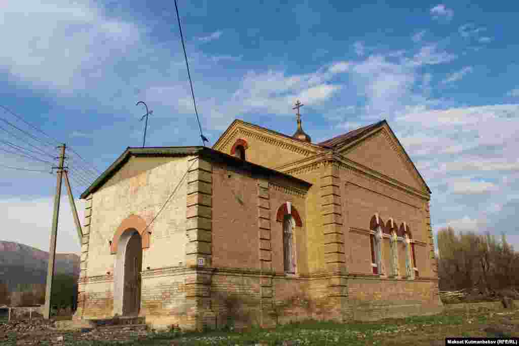 Бакай-Ата районунун Боо-Терек айылындагы орустардын чиркөөсү 1871-жылы курулган. Айылдагы жашоочулардын айтымында, чиркөөнү орус көпөсү салдырган. Ал убакта айыл тургундарынын 40% орустар түзгөн. Чиркөө бышкан кыштан тургузулуп, узундугу 25 метрди, туурасы 17 метрди түзөт.