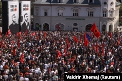Hiljade ljudi okupile su se u centru Prištine iz protesta zbog zatvorskih kazni koju su bivšim liderima OVK izrekla Specijalizovana veća Kosova u Hagu.