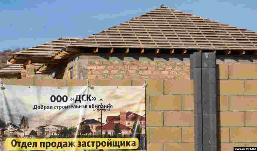Забудовник на паркані вивісив свої реквізити. Ціни у нього стартують від 4,9 мільйона рублів (близько 1,8 мільйона грн) за будиночок з черепашника без внутрішнього оздоблення