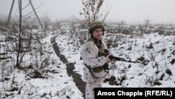 Soldat ucrainean pe linia de front, în estul Ucrainei, regiunea Luhansk, decembrie 2021.