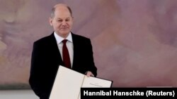 Olaf Scholz, miután átvette megbízólevelét Frank-Walter Steinmeier államfőtől Berlinben 2021. december 8-án