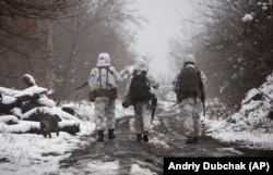 Ukrán katonák az őket az oroszbarát lázadóktól elválasztó vonalnál az ukrajnai Donyeck megyei Katerinivka közelében 2021. december 7-én