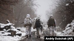 Soldați ucraineni pe linia de separație a regiunii Donețk controlată de rebelii pro-ruși