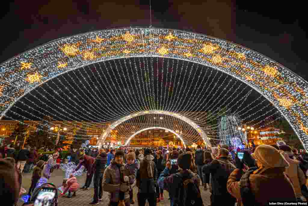 Mai multe persoane s-au adunat în centrul Ploieștiului pentru a admira decorațiunile de Crăciun, orașul fiind unul dintre cele mai luminate orașe din România în această iarnă.